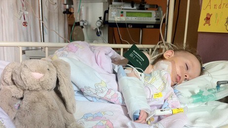 Signe på intensiven etter første behandling. (Foto: Victoria Wilden (privat)/NRK)