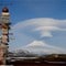 Disse heftige skyene som ble foreviget da de svevde over Berenberg på Jan Mayen kalles Altocumulus lenticularis.