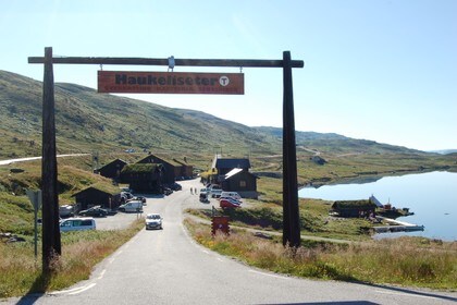 Innkjøring til Haukeliseter fjellstue fra vest.