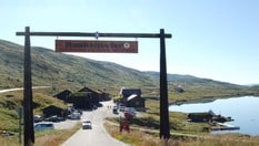 Innkjøring til Haukeliseter fjellstue fra vest.