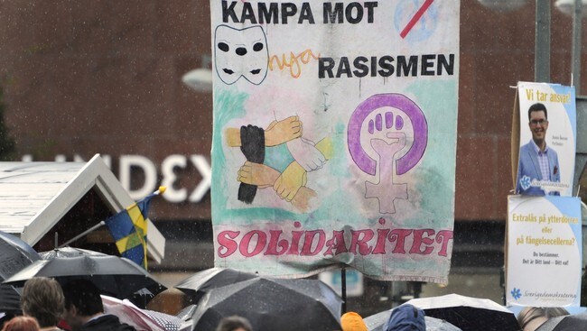 Demonstrantene viser hva de mener om Sverigedemokratarna (Foto: ODD ANDERSEN/Afp) Demonstrantene viser hva de mener om Sverigedemokratarna (Foto: ODD ANDERSEN/Afp)