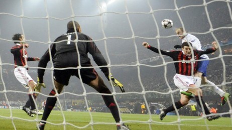 Wayne Rooney scorer mot Milan i mesterligaen. (Foto: Damien Meyer/Scanpix/AFP) Wayne Rooney scorer mot Milan i mesterligaen. (Foto: Damien Meyer/Scanpix/AFP)