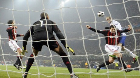 Wayne Rooney scorer mot Milan i mesterligaen. (Foto: Damien Meyer/Scanpix/AFP)