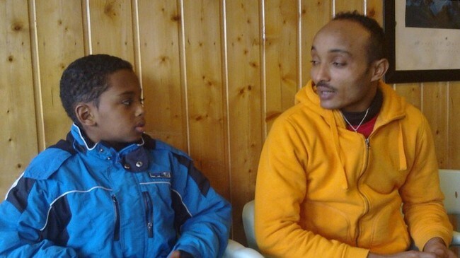Simon (9) og faren Fkadu Thaye (Foto: Anita Uberoi/NRK) Simon (9) og faren Fkadu Thaye (Foto: Anita Uberoi/NRK)