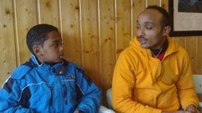 Simon (9) og faren Fkadu Thaye (Foto: Anita Uberoi/NRK) Simon (9) og faren Fkadu Thaye (Foto: Anita Uberoi/NRK)