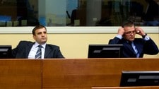 Milan Lukic (t.v.) og Sredoje Lukic venter på dommen ved ICTY i Haag (Foto: ED OUDENAARDEN/AP) Milan Lukic (t.v.) og Sredoje Lukic venter på dommen ved ICTY i Haag (Foto: ED OUDENAARDEN/AP)