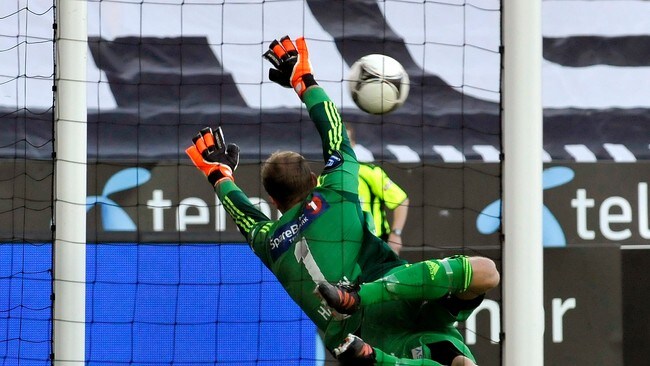 Odds keeper André Hansen når ikke frisparket til Ole Kristian Selnæs, som går i stolpen. (Foto: Alley, Ned/NTB scanpix) Odds keeper André Hansen når ikke frisparket til Ole Kristian Selnæs, som går i stolpen. (Foto: Alley, Ned/NTB scanpix)