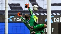 Odds keeper André Hansen når ikke frisparket til Ole Kristian Selnæs, som går i stolpen. (Foto: Alley, Ned/NTB scanpix) Odds keeper André Hansen når ikke frisparket til Ole Kristian Selnæs, som går i stolpen. (Foto: Alley, Ned/NTB scanpix)