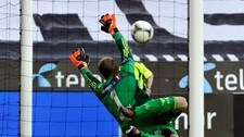 Odds keeper André Hansen når ikke frisparket til Ole Kristian Selnæs, som går i stolpen.  (Foto: Alley, Ned/NTB scanpix)