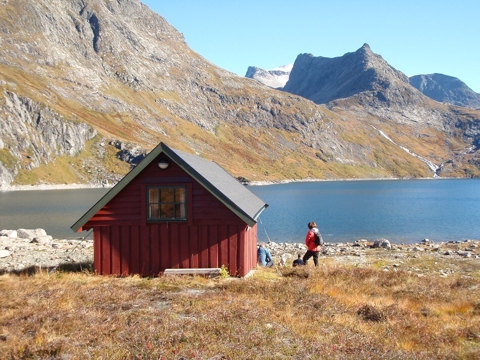 Hytta med Blådalsegga og Kvitegga i bakgrunnen. Stien mot Fivelstadhaugen går opp dalen til venstre.