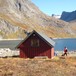Hytta med Blådalsegga og Kvitegga i bakgrunnen. Stien mot Fivelstadhaugen går opp dalen til venstre.