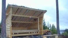 Solid gapahuk med rom for 4-5 personer