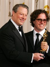 Davis Guggenheim og Al Gore med Oscar-statuetten (Foto: Robyn Beck/Scanpix/AFP)