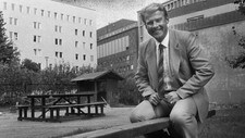 Carl I. Hagen i vippeposisjon på Stortinget i 1985. (Foto: Sigurdsøn, Bjørn/SCANPIX)