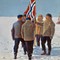 Amundsen og de fire andre i sørpolsekspedisjonen planter det norske flagget på Sørpolen. Postkort.