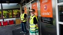 Streikevakter utenfor politihuset på Grønland (Foto: Varfjell, Fredrik/NTB scanpix)