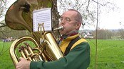 Trener på tuba før 17.mai - Tradisjonene står i kø dagen før dagen. Det spilles fotball- det øves på tog og musikk - og skjortene blir strøket. 
Hundvåg gubbekorps gir alt til festen- selvom det tar på å marsjere med tung tuba og vond rygg.
