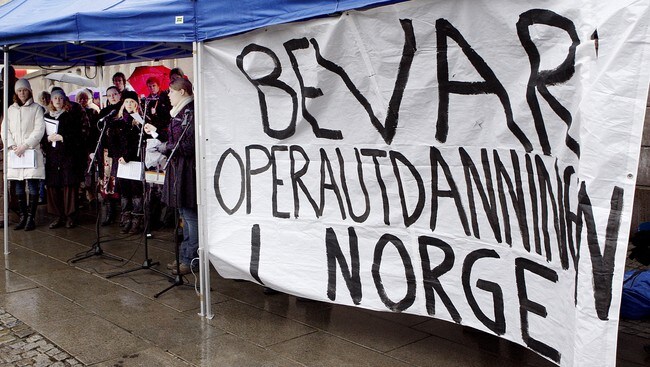 Demonstrasjon mot kutt i midlene på Kunsthøgskolen (Foto: Knut Falch/Scanpix) Demonstrasjon mot kutt i midlene på Kunsthøgskolen (Foto: Knut Falch/Scanpix)