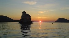 Stabben fyr i solnedgang. (Foto: Vegard Haugland)