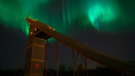 Hoppbakke i Tromsø bader i nordlys (Foto: Daniel Riibe) Hoppbakke i Tromsø bader i nordlys (Foto: Daniel Riibe)