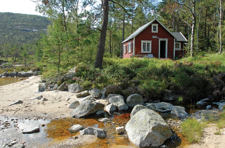 Veslebu ligger idyllisk til ved stranden