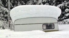 Snø på campingvogn (Foto: Bjarne Eldevik/NRK)