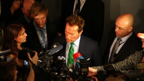 Arnold Schwarzenegger på Gardermoen (Foto: Bent J. Tandstad/NRK) Arnold Schwarzenegger på Gardermoen (Foto: Bent J. Tandstad/NRK)