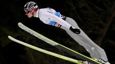 SKIING/ Norway's Klemetsen soars in the air during the LH Individual Gundersen 10 km race at the Nordic Combined World Cup in Klingenthal (Foto: DAVID W CERNY/Reuters)