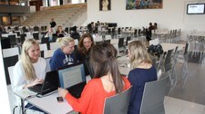 Elever ved Kristiansand katedralskole Gimle (Foto: Liv Eva Welhaven Løchen/NRK) Elever ved Kristiansand katedralskole Gimle (Foto: Liv Eva Welhaven Løchen/NRK)