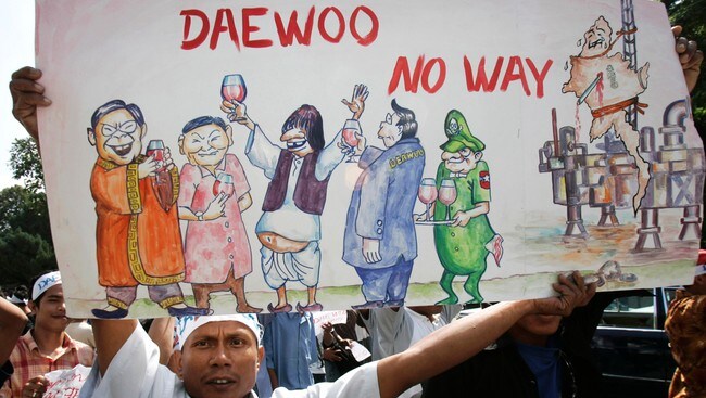 Eksil-burmesere i Malaysia demonstrerte mot Daewoo-utbyggingen i april i år.  (Foto: VINCENT THIAN/AP)