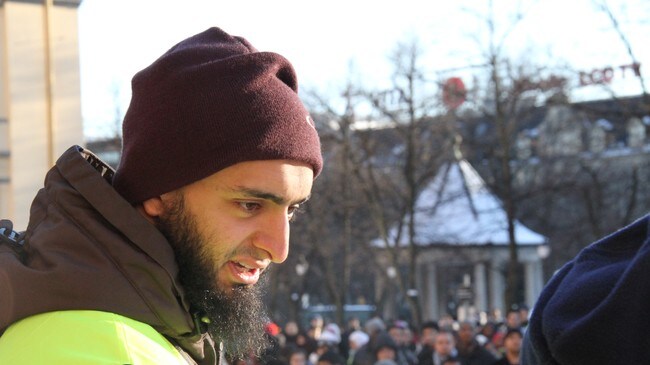 Mohyeldeen Mohammad var ein av arrangørane av demonstrasjonen (Foto: Helge Carlsen/NRK) Mohyeldeen Mohammad var ein av arrangørane av demonstrasjonen (Foto: Helge Carlsen/NRK)