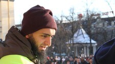 Mohyeldeen Mohammad var ein av arrangørane av demonstrasjonen (Foto: Helge Carlsen/NRK) Mohyeldeen Mohammad var ein av arrangørane av demonstrasjonen (Foto: Helge Carlsen/NRK)