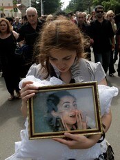 En jente holder portrettet til Tamta Liparteliani i begravelsen 6. august (Foto: Shakh Aivazov/Ap) En jente holder portrettet til Tamta Liparteliani i begravelsen 6. august (Foto: Shakh Aivazov/Ap)