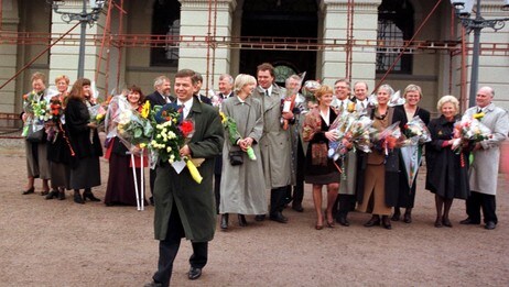 Statsminister Kjell Magne Bondevik og hans nye regjering på slottsplassen 17/10-1997 (Foto: Scanpix)