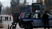 Politiet har sperra av ei gate etter ein bombeeksplosjon i Aten. (Foto: Petros Giannakouris/Scanpix/AP) Politiet har sperra av ei gate etter ein bombeeksplosjon i Aten. (Foto: Petros Giannakouris/Scanpix/AP)
