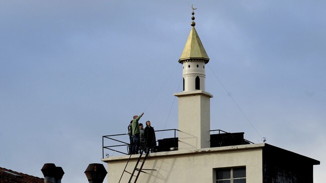 Forretningsmannen Guillaume Morand har bygget en minaret i protest mot forbudet i Sveits (Foto: FABRICE COFFRINI/Scanpix/AFP) Forretningsmannen Guillaume Morand har bygget en minaret i protest mot forbudet i Sveits (Foto: FABRICE COFFRINI/Scanpix/AFP)