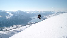 På ski ned fra Kirketaket (Foto: Rikard Morstøl)