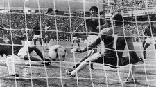 Paolo Rossi scorer sitt tredje mål mot Brasil i 1982 (Foto: Scanpix/AFP) Paolo Rossi scorer sitt tredje mål mot Brasil i 1982 (Foto: Scanpix/AFP)