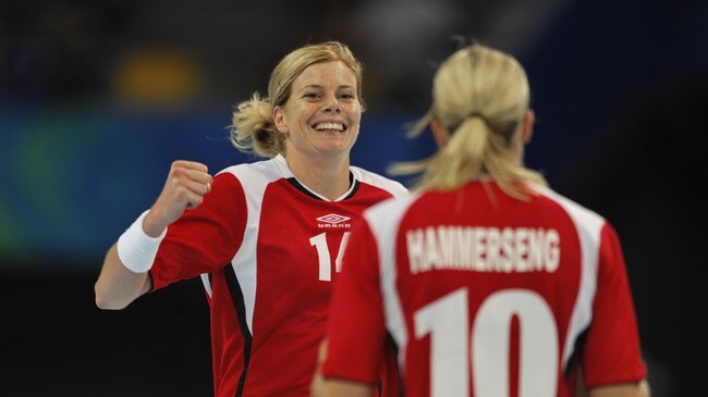 Tonje Larsen (L) og Gro Hammerseng jubler etter en scoring mot Russland. (Foto: PHILIPPE HUGUEN/AFP) Tonje Larsen (L) og Gro Hammerseng jubler etter en scoring mot Russland. (Foto: PHILIPPE HUGUEN/AFP)