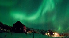 Nordlys over Kvaløya (Foto: Per Ivar Somby)