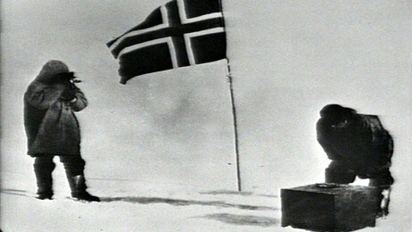 Her feirer Roald Amundsen at de har nådd Sydpolen Her feirer Roald Amundsen at de har nådd Sydpolen