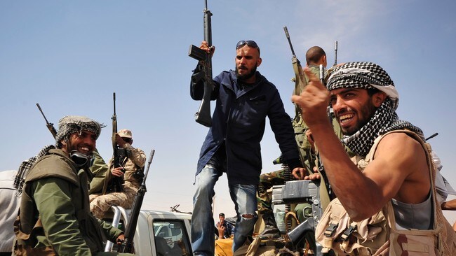 Opprørere feirer NATOs fremgang i Ajdabiya i Libya. (Foto: STR/Reuters) Opprørere feirer NATOs fremgang i Ajdabiya i Libya. (Foto: STR/Reuters)