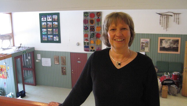 Rektor Gry Nordli ved Vestre Trysil skole fryktet at takbjelkene skulle kollapse sist vinter. (Foto: Joar Elgåen/NRK)