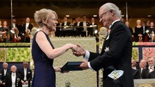 Jenny Munro og kong Carl XVI Gustaf (Foto: FREDRIK SANDBERG / TT/NTB scanpix) Jenny Munro og kong Carl XVI Gustaf (Foto: FREDRIK SANDBERG / TT/NTB scanpix)