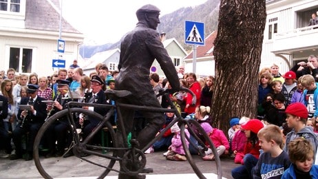 Statue av Gunnar Sønsteby på Rjukan (Foto: Johs Apold/NRK) Statue av Gunnar Sønsteby på Rjukan (Foto: Johs Apold/NRK)