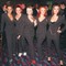I matchende dresser: jentene ankommer en filmpremiere i London, desember 1997.