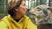 Hilde Hummelvoll med ulv i dyrepark