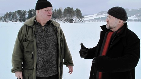 Arkeologene Tom Haraldsen og Tor Sæther på Mjøsisen . (Foto: Øyvind Arntsen/NRK) Arkeologene Tom Haraldsen og Tor Sæther på Mjøsisen . (Foto: Øyvind Arntsen/NRK)