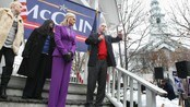 John McCain (R), med familien ved sin side.