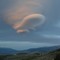 Denne skyen over Frankrike er en lenticularis og kalles gjerne mandelsky eller linsesky på norsk.